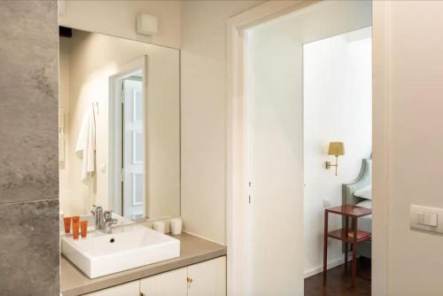 łazienka z umywalką i lustrem w obiekcie Residenza Torre Vecchiarelli - apt 4 w Rzymie