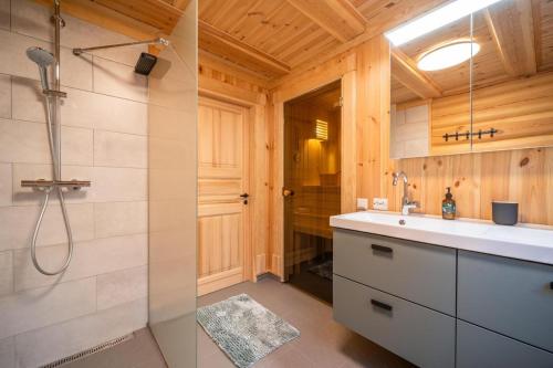 a bathroom with a sink and a shower at Moose Lodge - 6p - With Sauna & Water View in Vradal