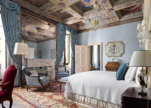 Postel nebo postele na pokoji v ubytování Four Seasons Hotel Firenze