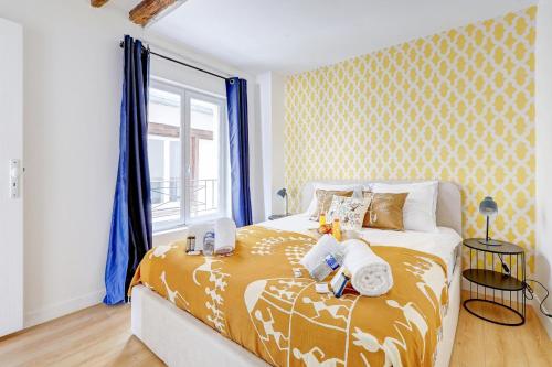 une chambre avec un lit et une fenêtre avec des rideaux bleus dans l'établissement Bluestay 283 - Superbe Appartement dans le Marais, à Paris