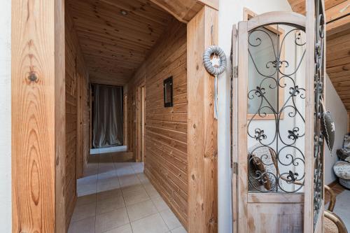 a hallway with a wooden door in a house at Appartement Orion à Saint Gervais, proche Chamonix in Saint-Gervais-les-Bains