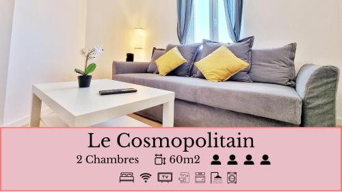 un salon avec un canapé et une table dans l'établissement Résidence Évasion & Élégance - Mulhouse, à Mulhouse