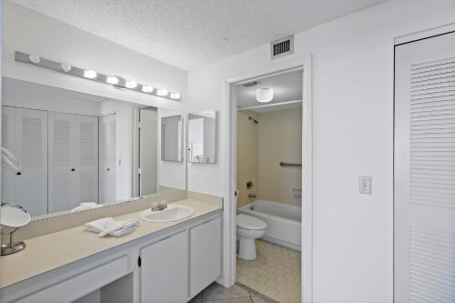 Koupelna v ubytování Sun-bright beachfront condo with pool/tennis courts