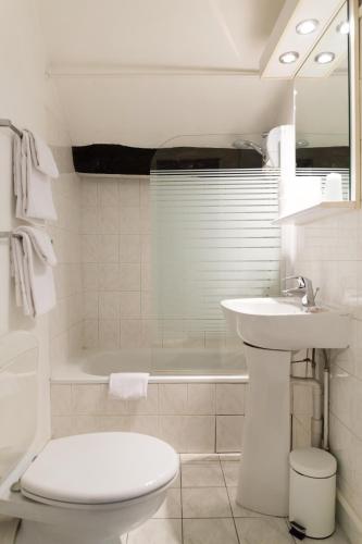 a bathroom with a sink and a toilet and a tub at D'win in Paris