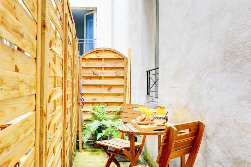 d'une petite table et d'une chaise sur une terrasse. dans l'établissement Bluestay 281 - Superbe appartement avec terrasse, à Paris
