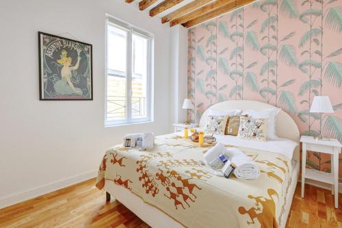 - une chambre avec un grand lit et du papier peint tropical dans l'établissement Bluestay 281 - Superbe appartement avec terrasse, à Paris