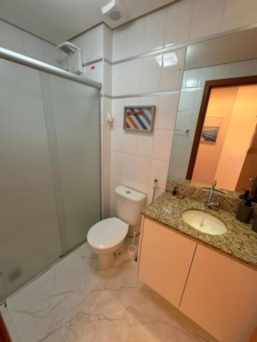 Ένα μπάνιο στο Flat Sudoeste Ed. Leonardo Center by CentoEdez