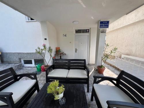 Χώρος καθιστικού στο Apartments Misa Lake View
