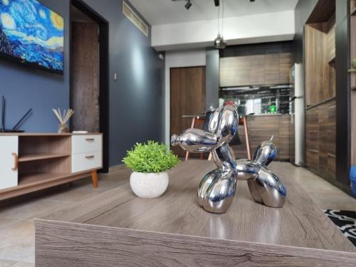 a metal statue of a dog sitting on top of a table at Apartamento de lujo en Valencia in Valencia