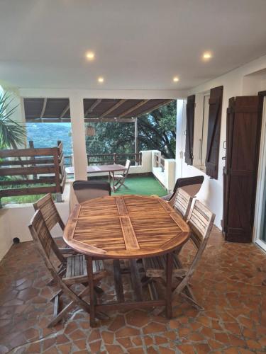 a wooden table and chairs in a room at Le Gîte Radica in Eccica-Suarella