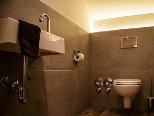 a bathroom with a toilet and a shower and a sink at Bramsauerhof in Faistenau