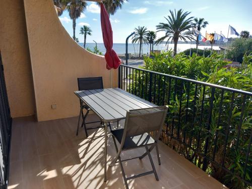 Marines de Cogolin, studio neuf face à la plage, climatisation, wifi, terrasse, proche St Tropez