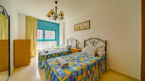 a bedroom with two beds and a window at Piso Atrium de 1 dormitorio in Villajoyosa