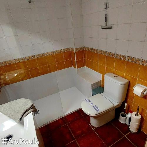 ein Badezimmer mit Toilette und Badewanne in der Unterkunft Casa Naturista GaPaula - VeraPlaya - FKK in Vera