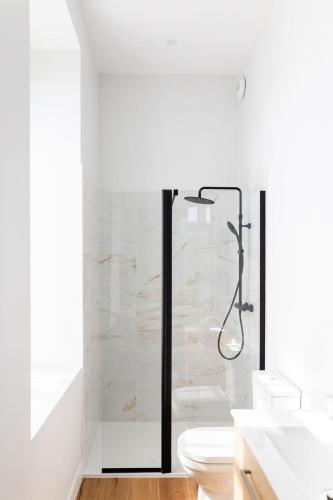 une salle de bain avec douche et toilettes dans l'établissement Château Martinho, à Listrac-Médoc