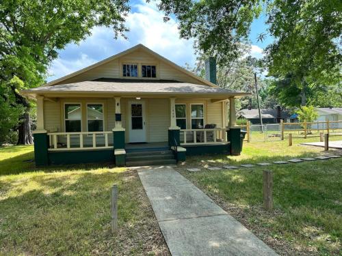 una piccola casa gialla con portico in un campo di Charming 2 bed home - Close to Downtown Concord a Concord
