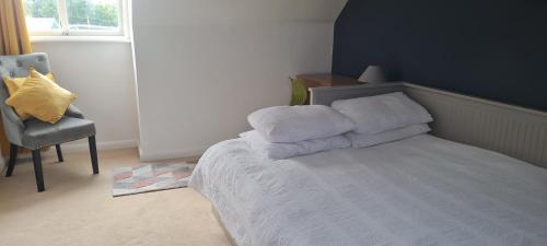 Postel nebo postele na pokoji v ubytování Large Double Room with Ensuite and double shower - Homestay