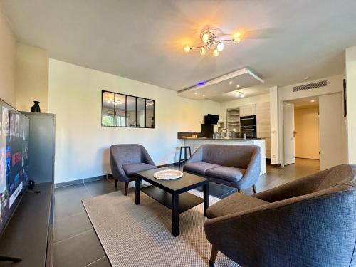 un salon avec deux chaises et une table dans l'établissement Vista Marina By SCLS Locations, à Mandelieu-la-Napoule