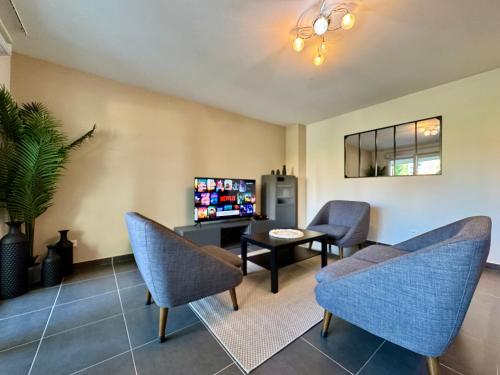 un salon avec deux chaises et une table dans l'établissement Vista Marina By SCLS Locations, à Mandelieu-la-Napoule