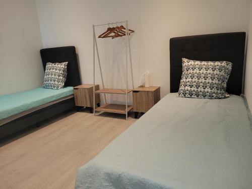 une chambre avec un lit, une table et une chaise dans l'établissement Appartement près de Stade de France, à Aubervilliers