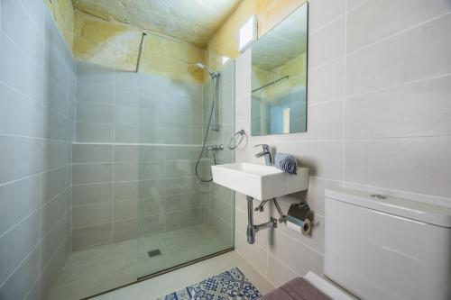 Un baño de Room 8 - Couples room x 2 by Solea