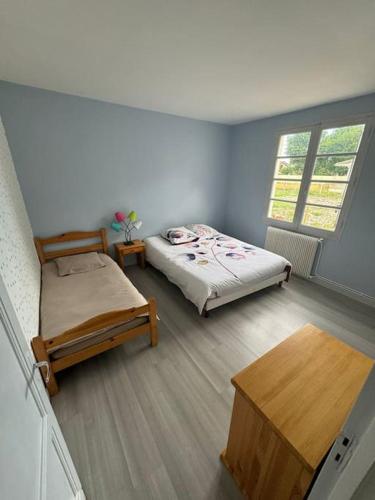 une chambre avec deux lits et une fenêtre dans l'établissement Maison 3 chambres avec piscine, à Andernos-les-Bains