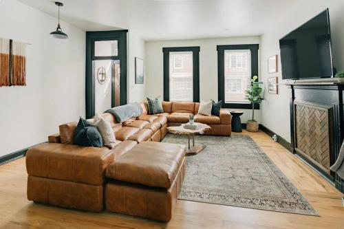 Un lugar para sentarse en Stunning 5 BR -Heart of Downtown