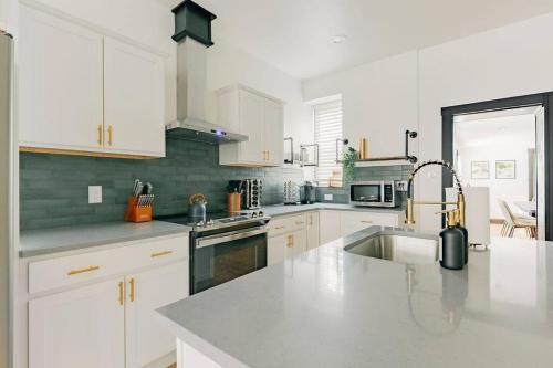 Una cocina o cocineta en Stunning 5 BR -Heart of Downtown