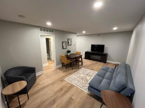 ein Wohnzimmer mit Sofa, Stühlen und einem Tisch in der Unterkunft Aksarben Area 2 BD-2 BA by UNO in Omaha