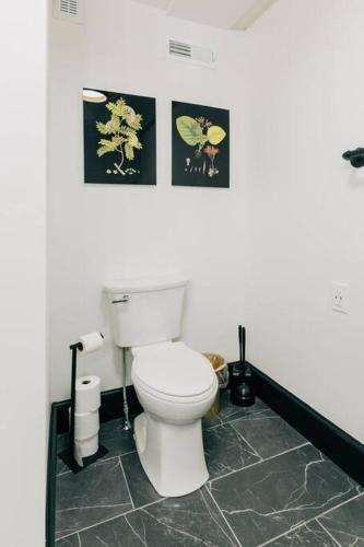 Un baño de Stunning 5 BR -Heart of Downtown