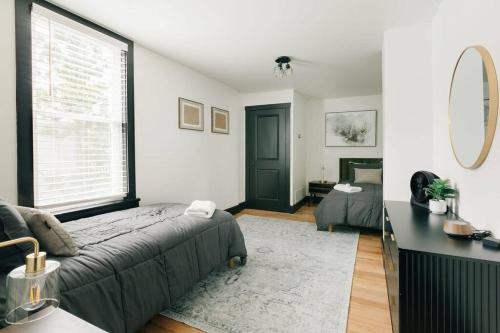 Un lugar para sentarse en Stunning 5 BR -Heart of Downtown