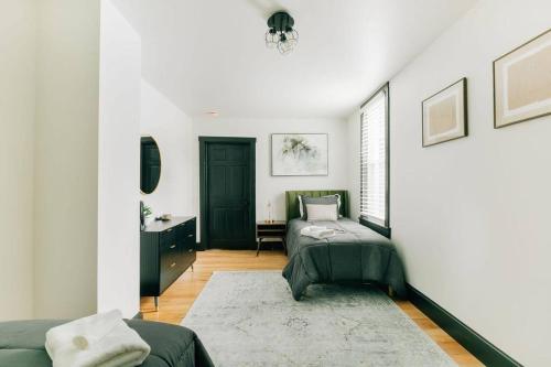 Una cama o camas en una habitación de Stunning 5 BR -Heart of Downtown