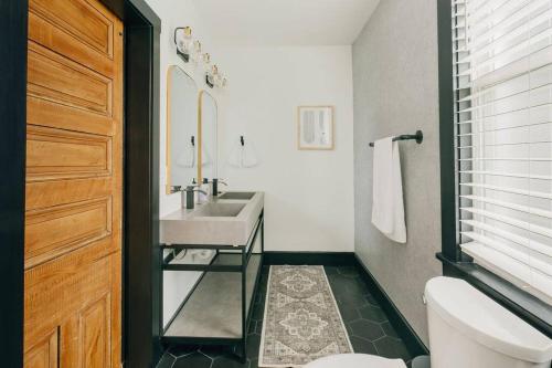 Un baño de Stunning 5 BR -Heart of Downtown
