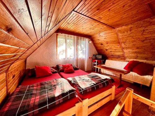 En eller flere senge i et værelse på Chata Turovka