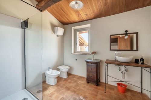 a bathroom with a toilet and a sink at Banditella in Orvieto