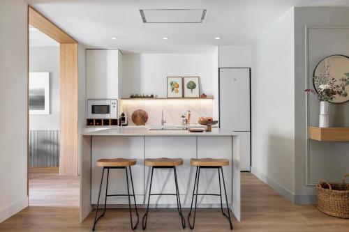 Luxury Apt with King Beds & Central AC in Heart of BCN