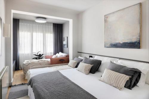 Luxury Apt with King Beds & Central AC in Heart of BCN