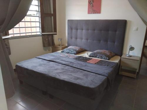 Ένα ή περισσότερα κρεβάτια σε δωμάτιο στο Appartement cosy à Sainte Suzanne - 70 m² - Balcon