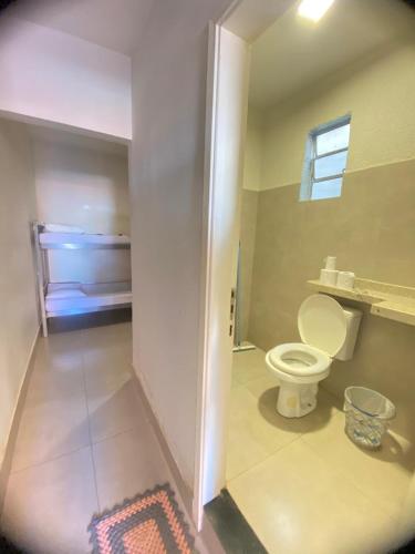 Bilik mandi di Hostel Gravatá