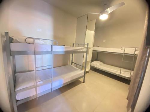 Katil atau katil-katil dalam bilik di Hostel Gravatá