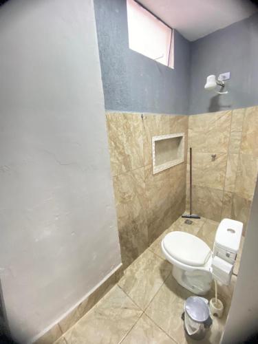 Bilik mandi di Hostel Gravatá