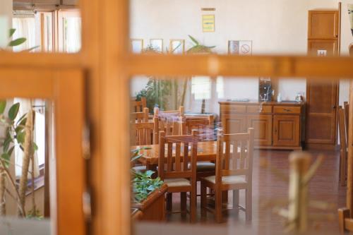 Un restaurante o sitio para comer en Hotel Zlatiborska Noc