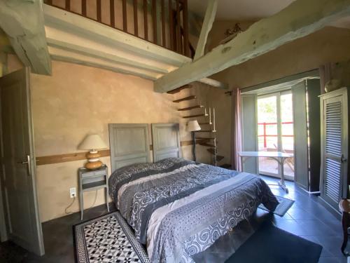 une chambre avec un lit dans une pièce avec une fenêtre dans l'établissement La Malcotais, à Noyal-Châtillon-sur-Seich