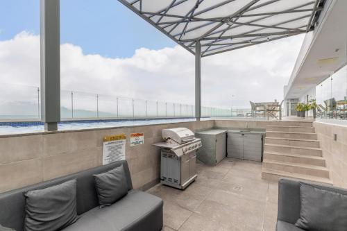 Χώρος καθιστικού στο Cityscape iFreses, 20th floor! AC, TV and Pool