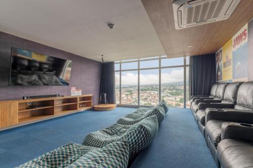 Χώρος καθιστικού στο Vista Verde iFreses, 2nd floor! AC, TV and Pool
