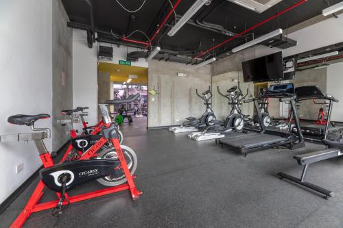 Fitness centrum a/nebo fitness zařízení v ubytování Modern Oasis iFreses, 18th floor! AC, TV and Pool