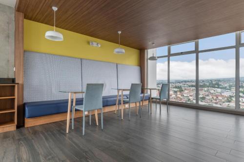 Posezení v ubytování Modern Oasis iFreses, 18th floor! AC, TV and Pool
