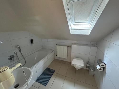 Un baño con bañera, inodoro y lavabo. en WestEnd#502, en Frankfurt