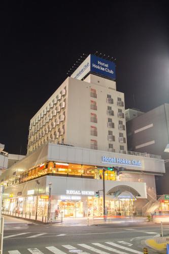 a hotel building at night with a street at Hotel Hokke Club Shonan Fujisawa in Fujisawa