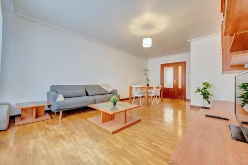 un soggiorno con un divano e un tavolo di La Piscina de Cascajos by Clabao a Logroño